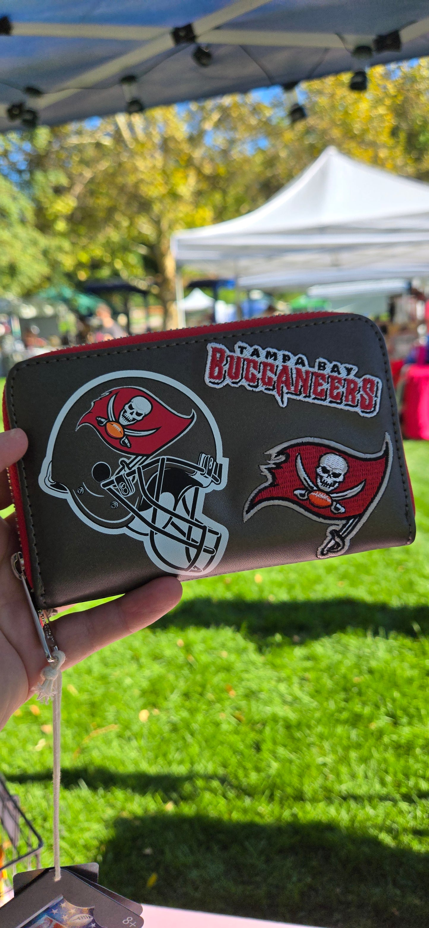 NfL Tampa Bay Buccaneers Loungefly Zip Around Wallet